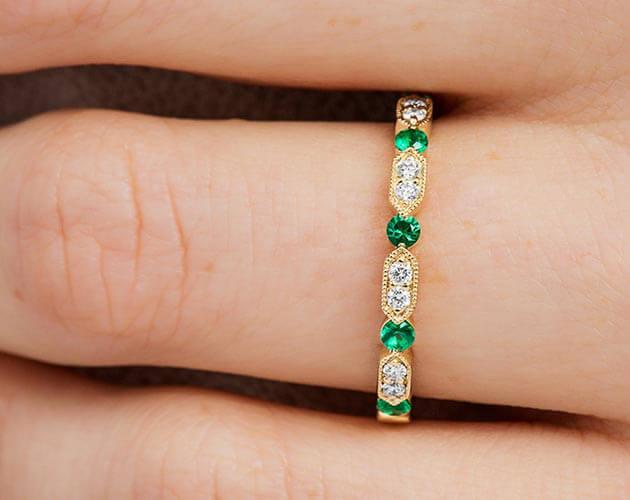 14K Yellow Gold Alternating Arrow Shape Milgrain Bezel Emerald and Diamond Ring