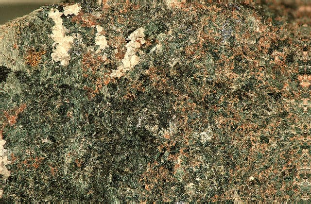 scheelite, normal lighting - ultraviolet testing