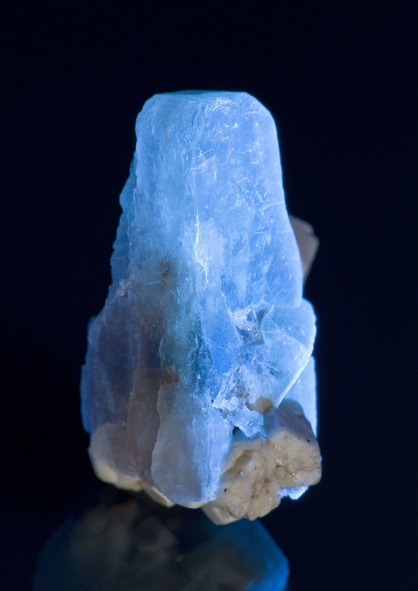 zektzerite crystal, UV light