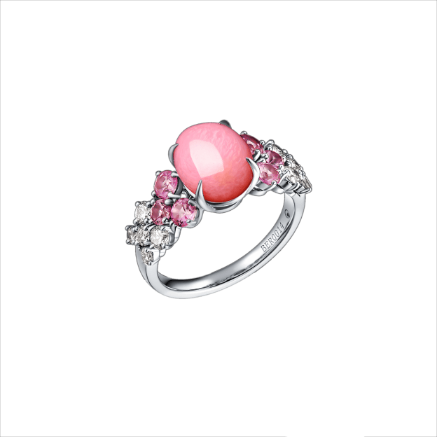 conch pearl buying guide - neige conch ring