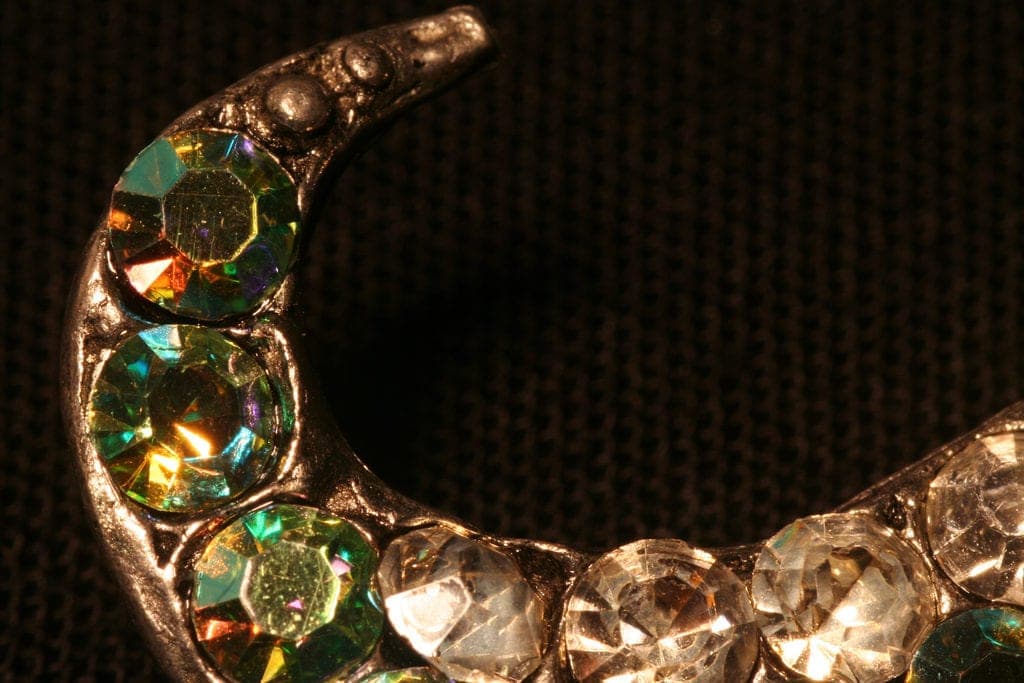 how to spot a fake diamond - rhinestone rounded corners