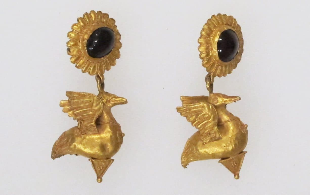 Greek earrings, gold and carbuncles - garnet symbolism and legends
