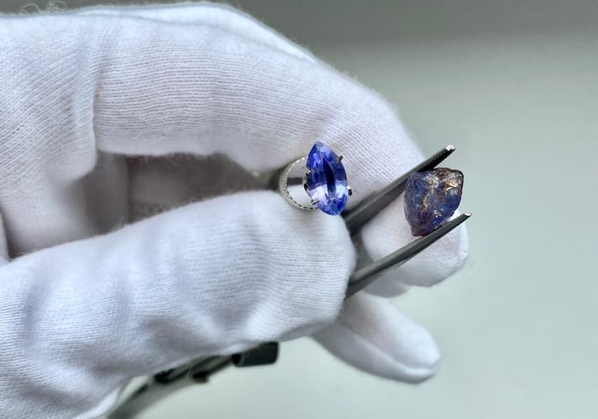 rough and cut tanzanites - silicates