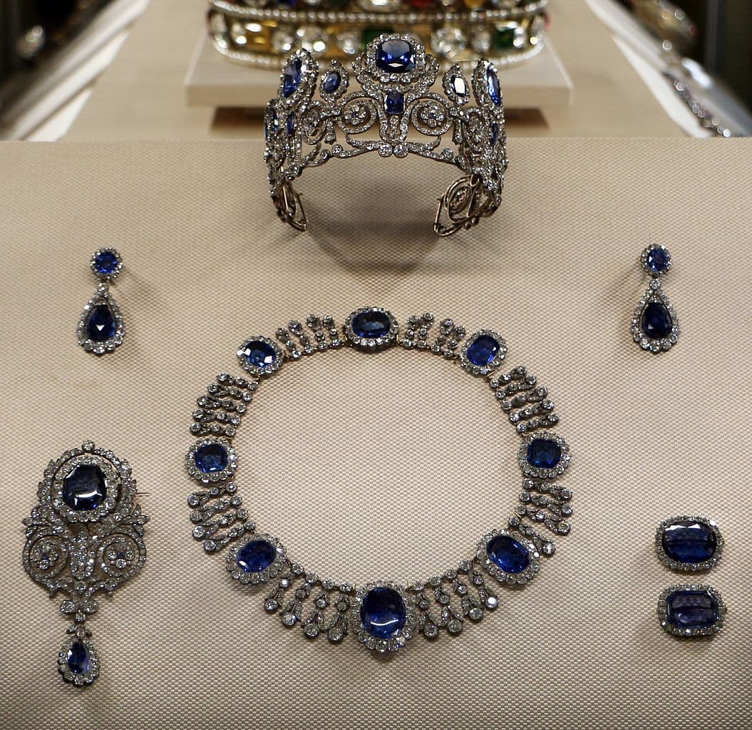 sapphire buying - parure set