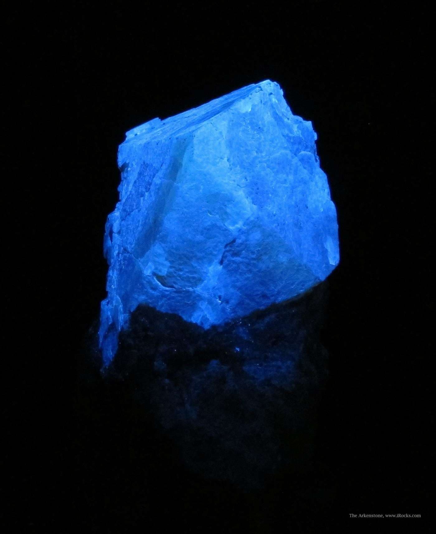 scheelite crystal, SW UV light - Italy