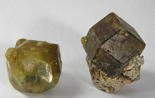 Grossular-Andradite series garnets - Kayes region