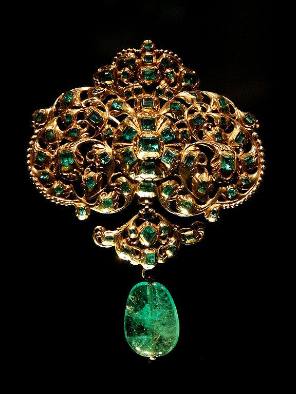 emerald symbolism - gold and emerald pendant