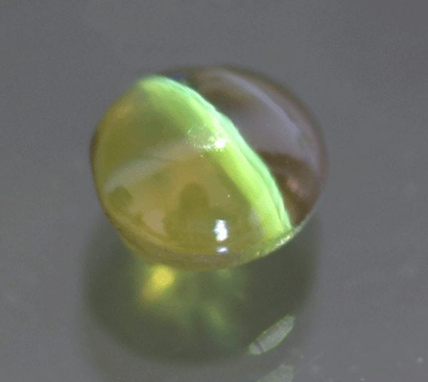 cat's eye chrysoberyl, "milk and honey" effect - Sri Lanka
