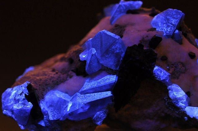 benitoite - ultraviolet testing