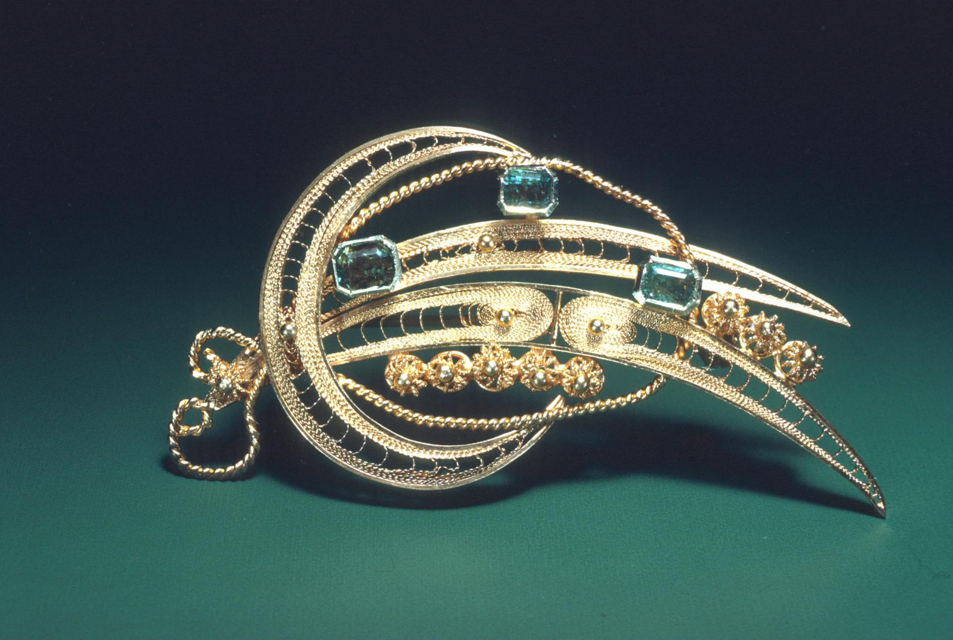 emerald pin jewelry