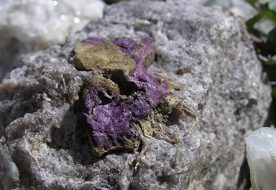 purpurite mass on quartz