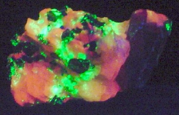 zincite, willemite, franklinite, calcite - UV light