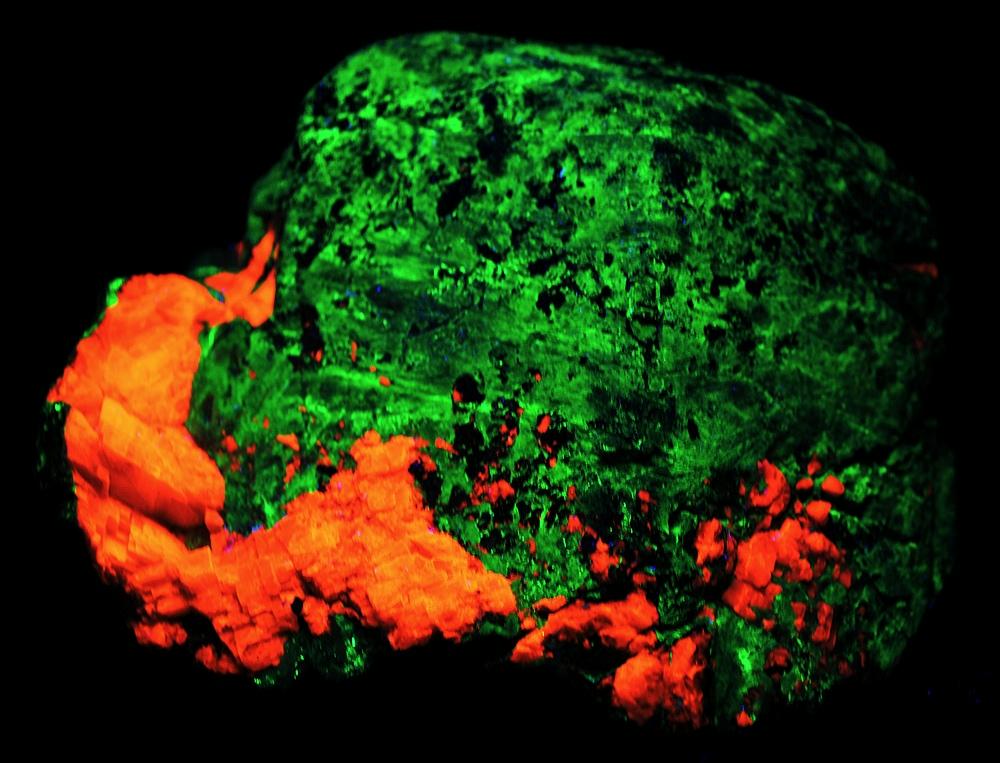 willemite, variety troostite - UV light