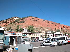 Mineral dealers in parking lot