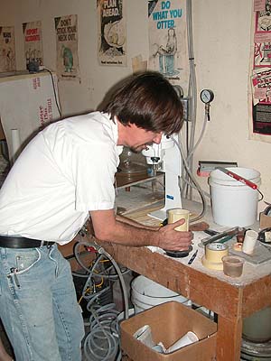 Daniel pouringt plaster in the casting flask/casting platinum