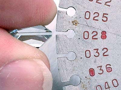 gem girdle thickness - measuring an aquamarine