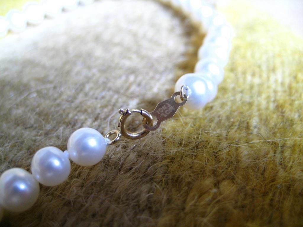 pearl necklace with knots