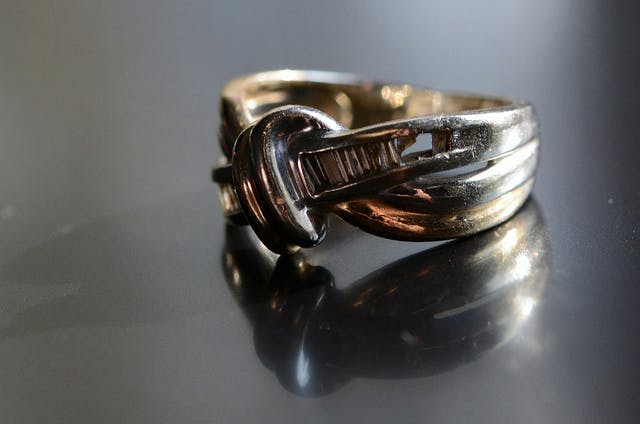 broken gold ring