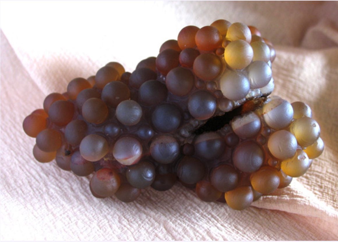 agates carved into grapes - grading gem carvings