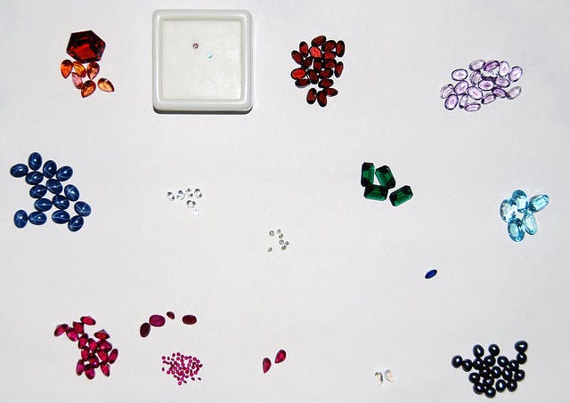 Can the small size of a gemstone contribute to fuzzy refractometer reading? 
