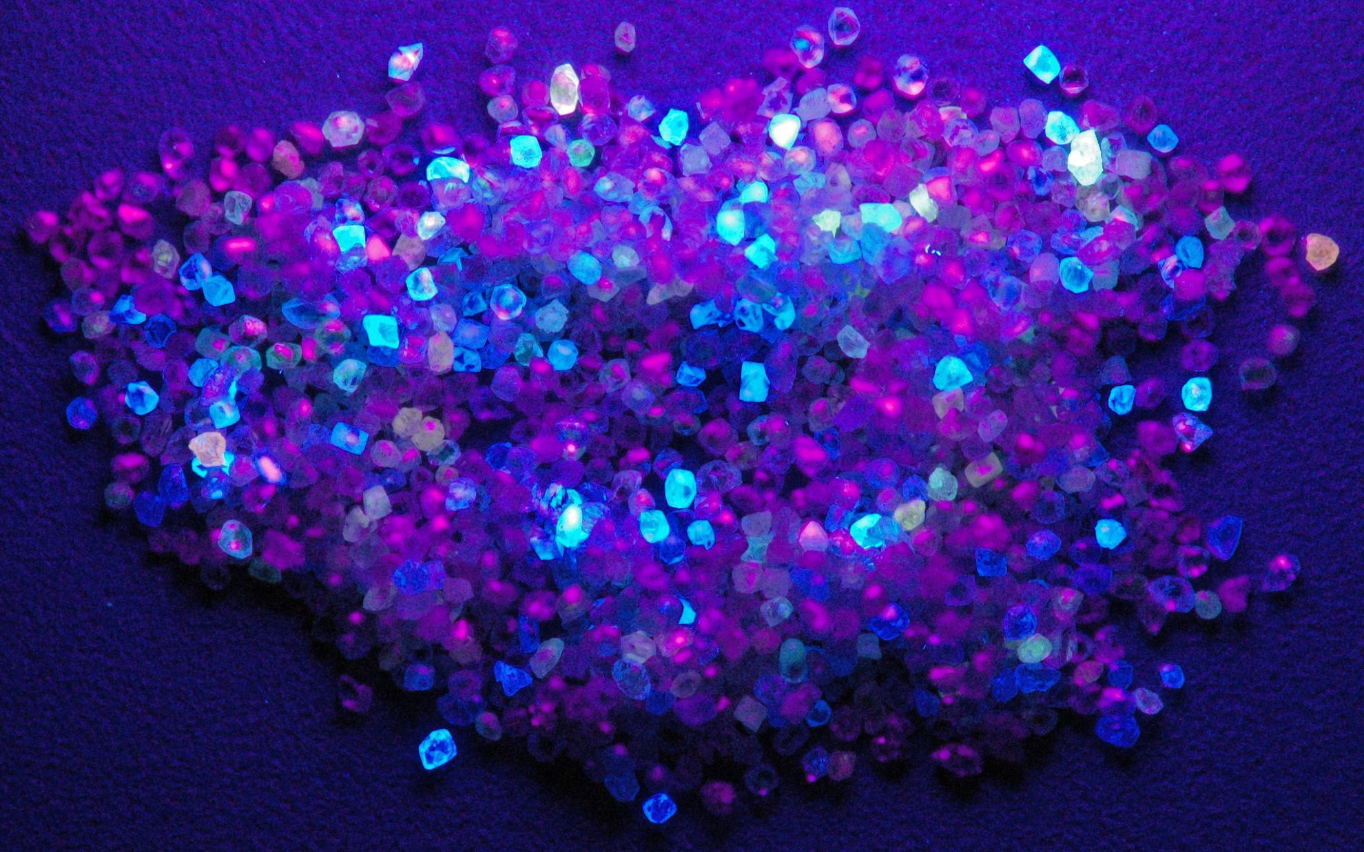 fluorescent diamonds - ultraviolet testing