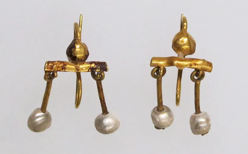 Roman Crotalia earrings - pearls and gold