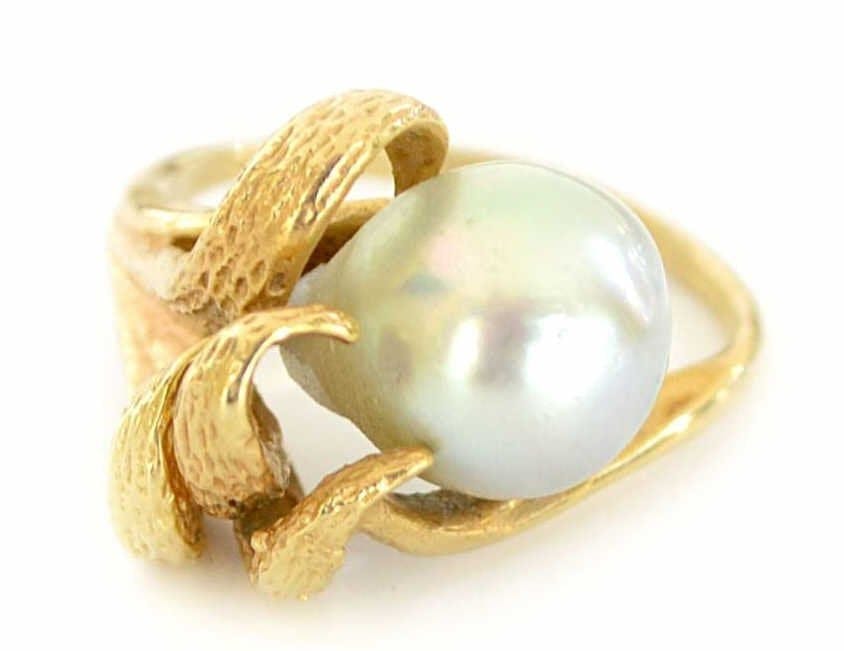 yellow gold and pearl ring