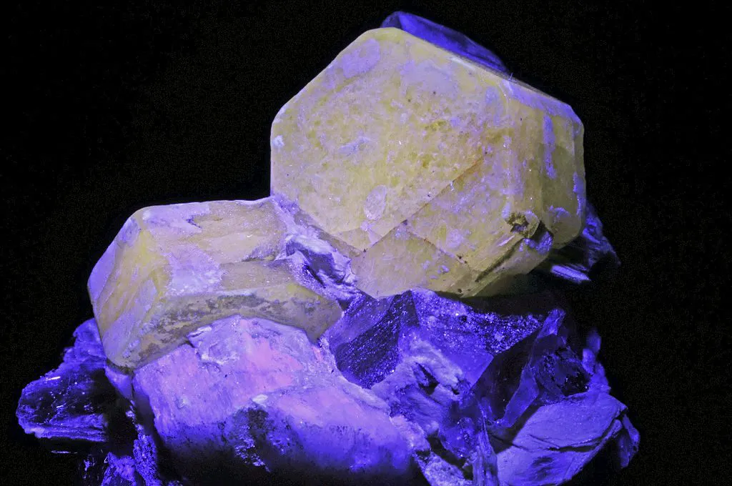fluorescent minerals under UV light - gemstone luminescence