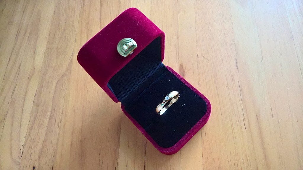 gold wedding ring with small diamond - diamond rating