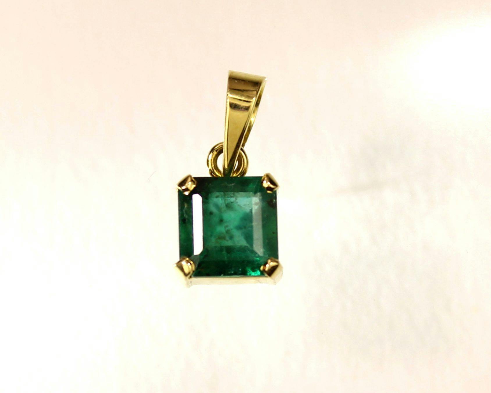 Brazilian emerald pendant - emerald buying guide
