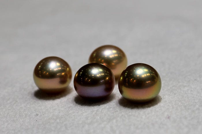 Button-shaped metallic freshwater pearls