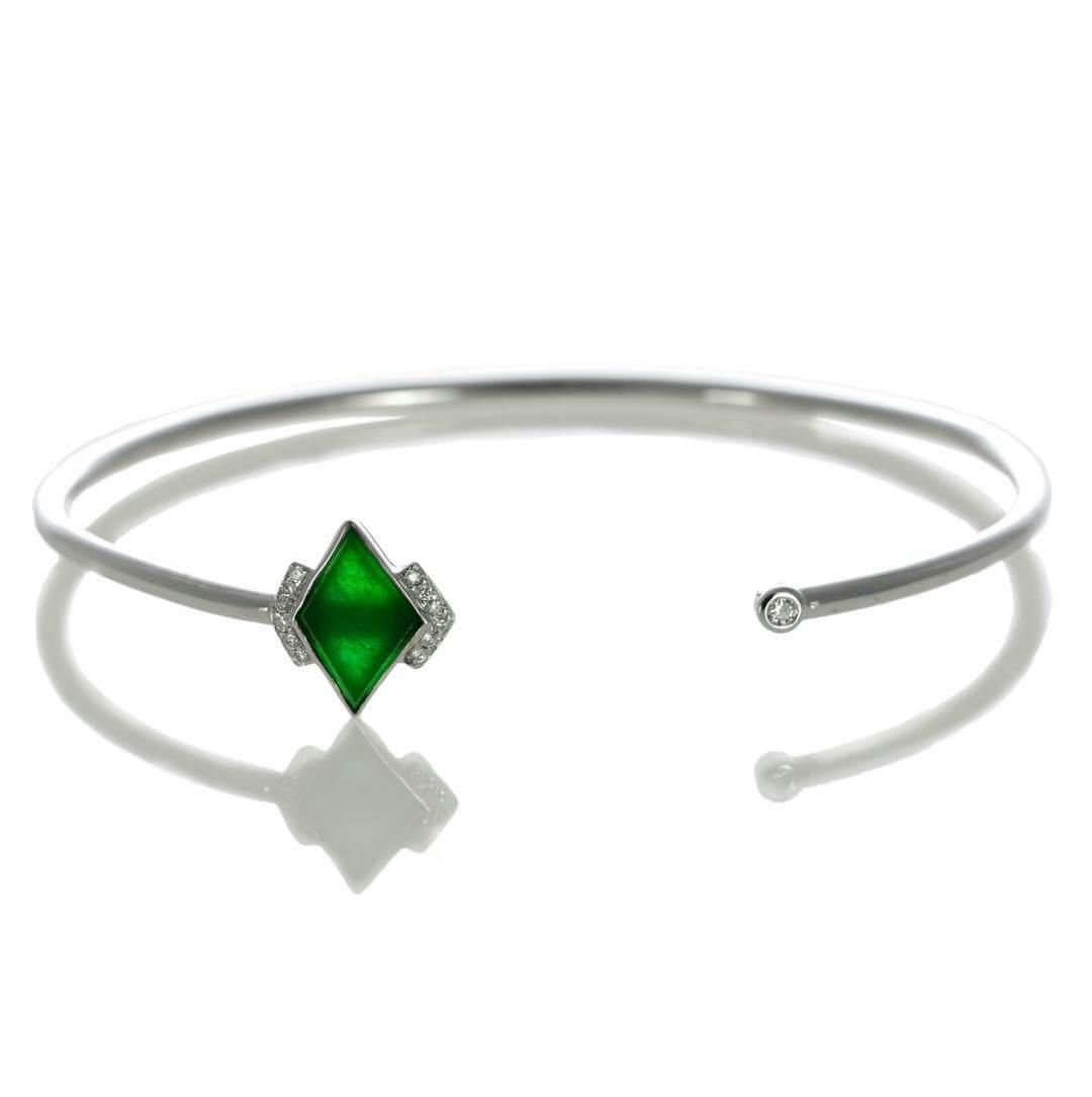 jade buying - translucent jade bracelet