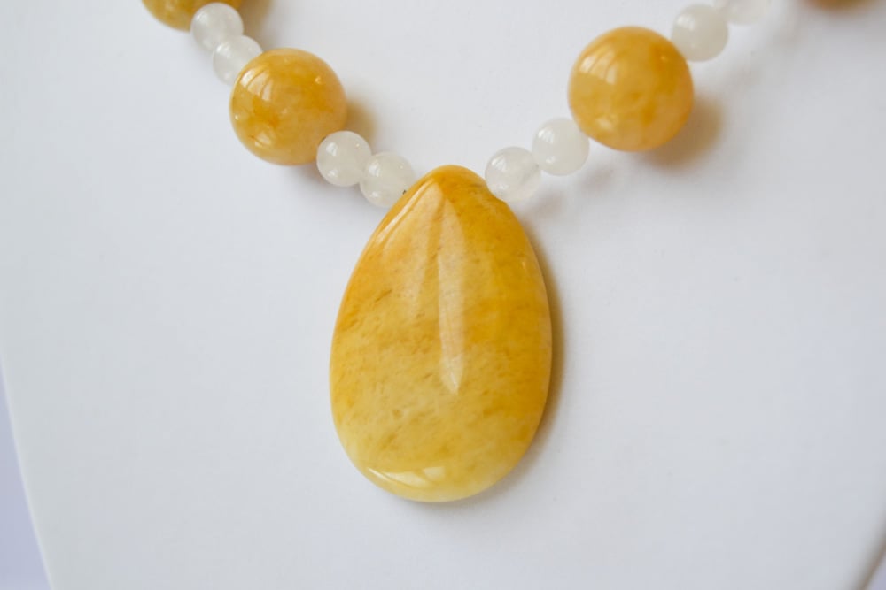 jade buying - yellow jade necklace