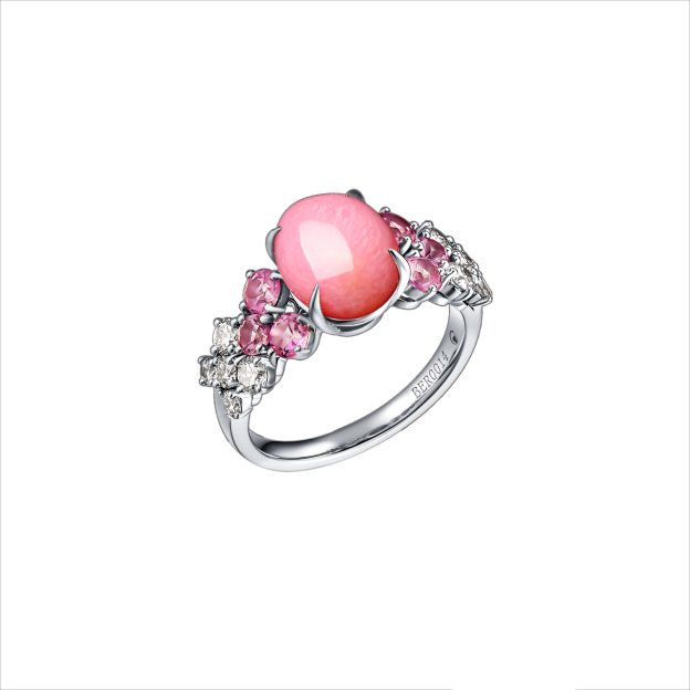 conch pearl buying guide - neige conch ring