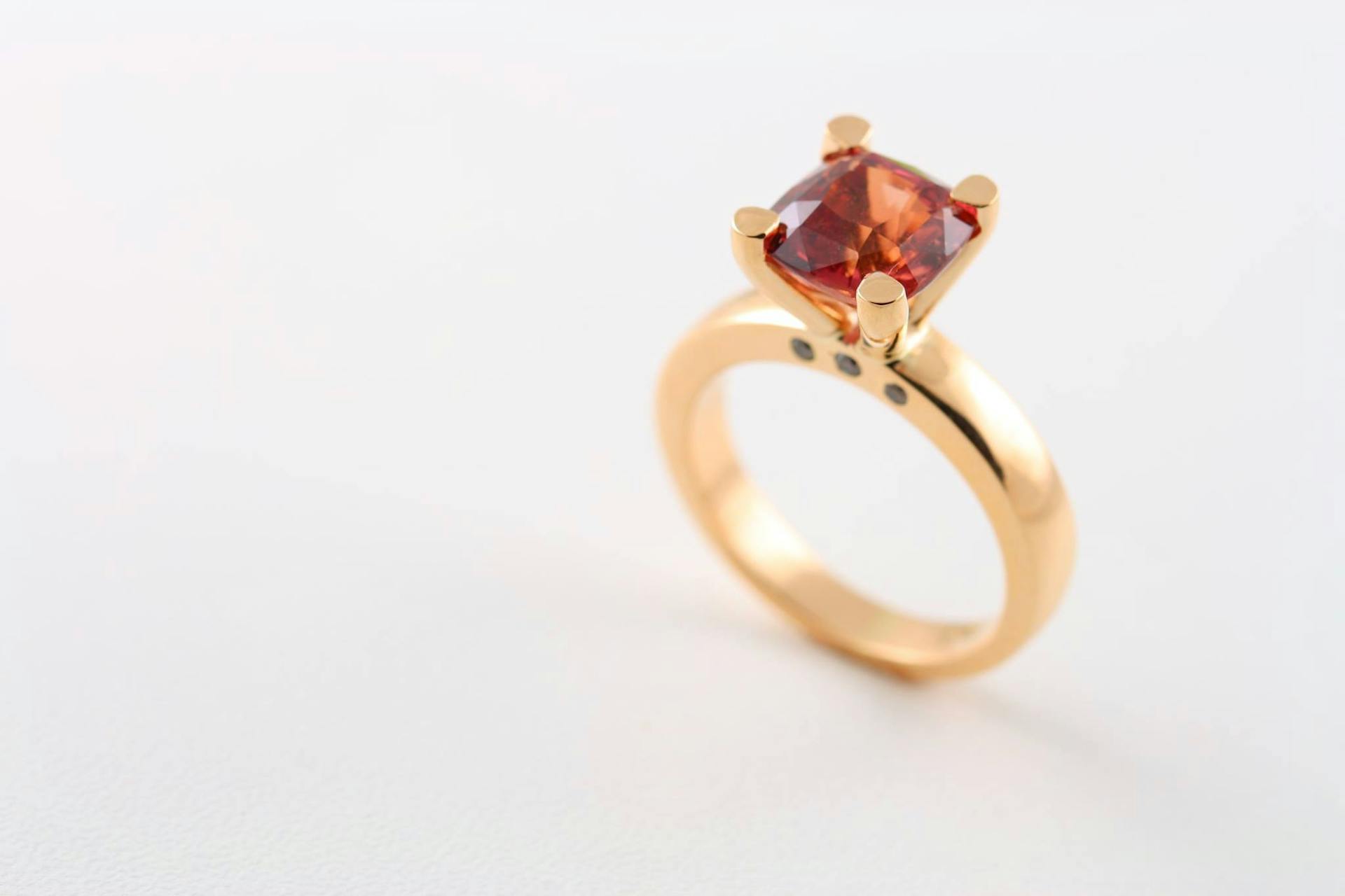 padparadscha sapphire buying guide - 4.73ct padparadscha ring
