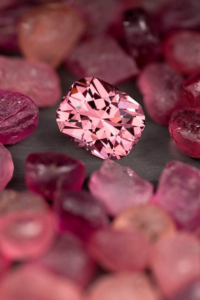 malaya garnet buying guide - 4.15ct mahenge surrounded by rough