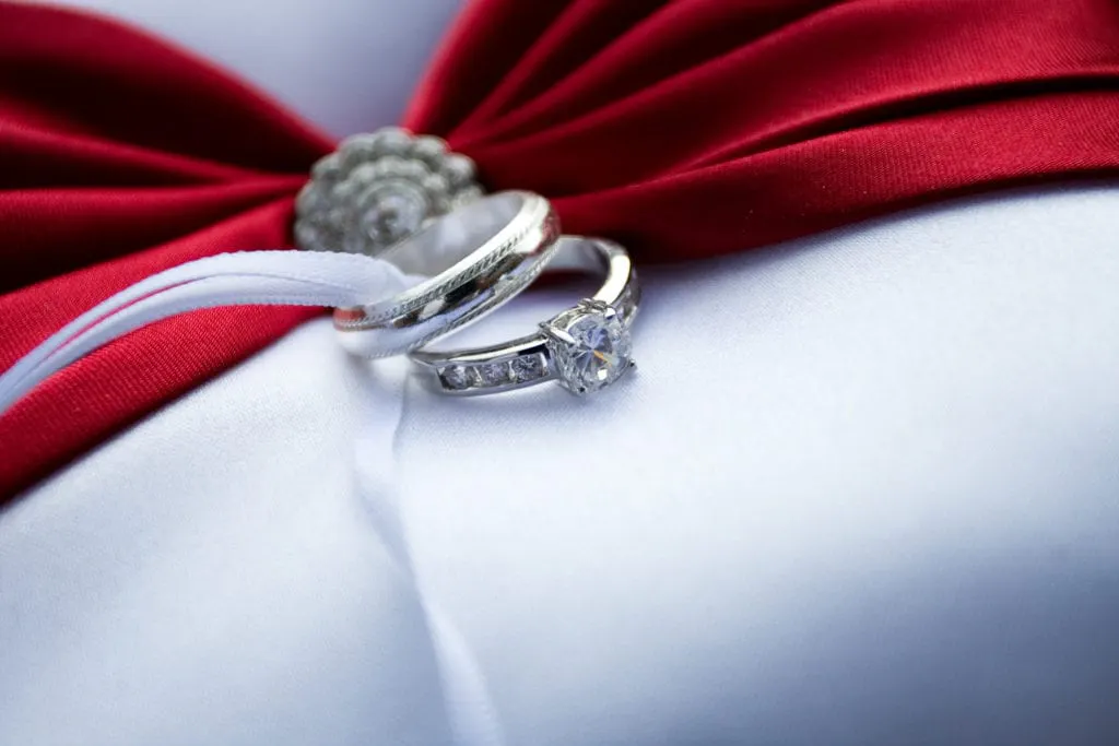 searching for diamonds online - engagement ring and wedding ring set