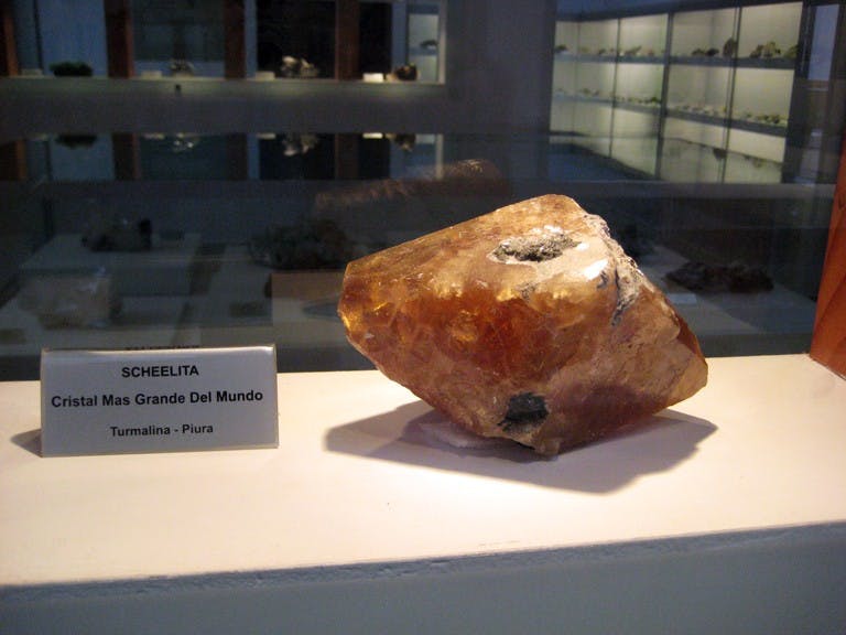 world's largest scheelite crystal - Peru
