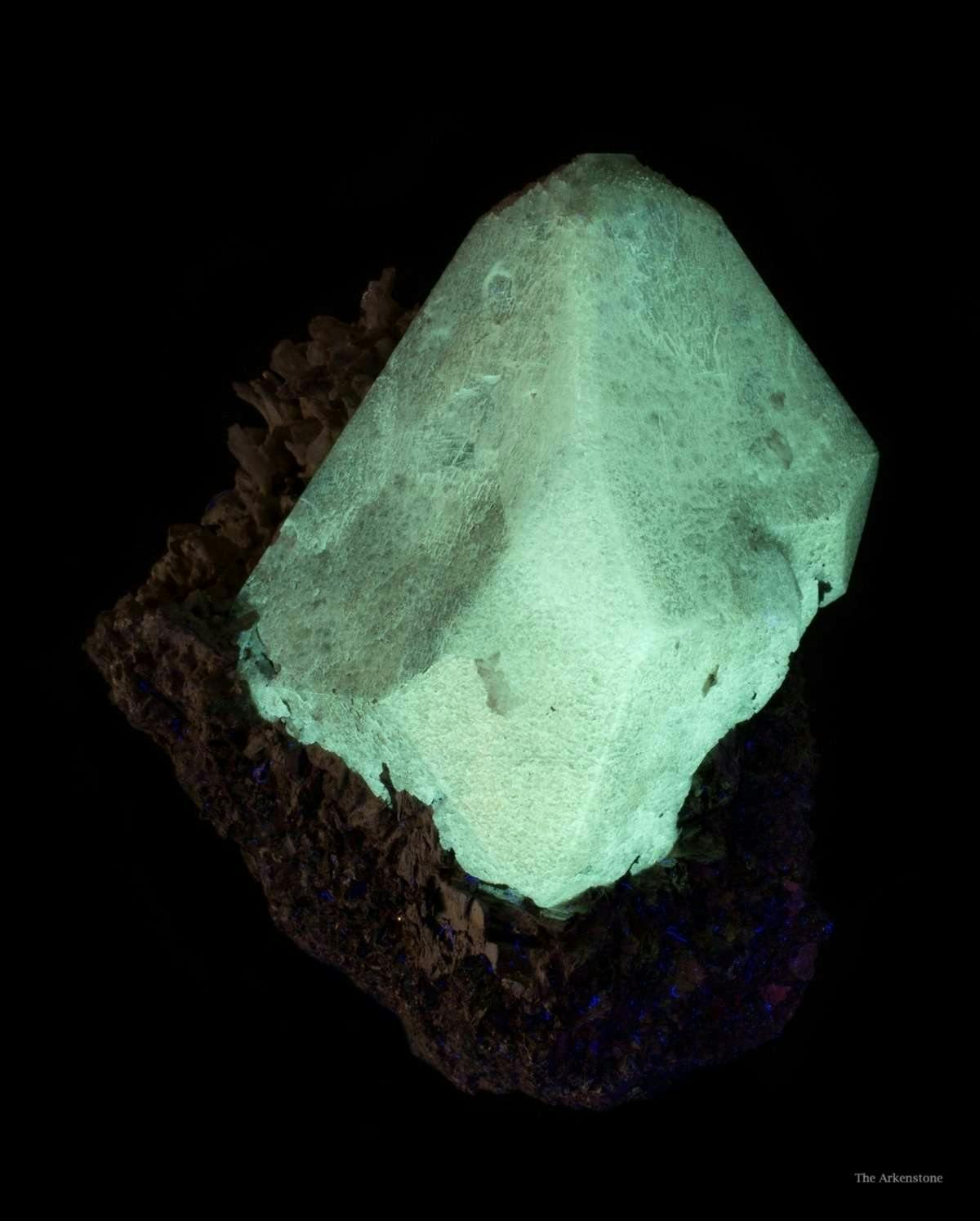 scheelite crystal, SW UV light - China