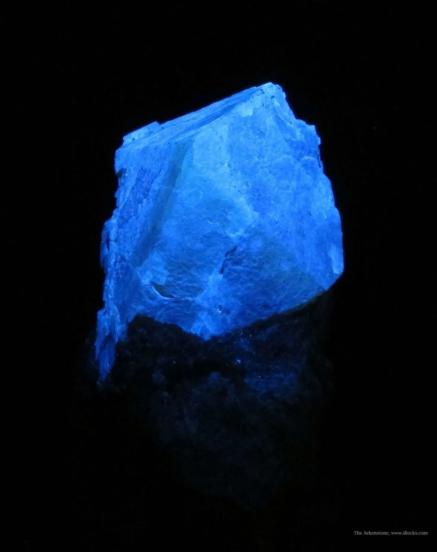 scheelite crystal, SW UV light - Italy