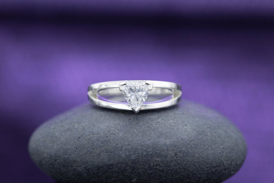 engagement ring settings - v shape prongs