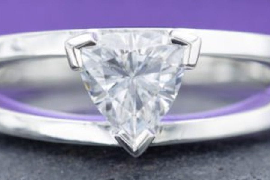 V-prongs - engagement ring setting