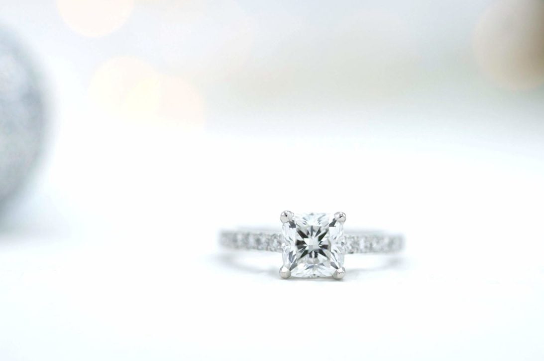 si cushion diamond engagement ring