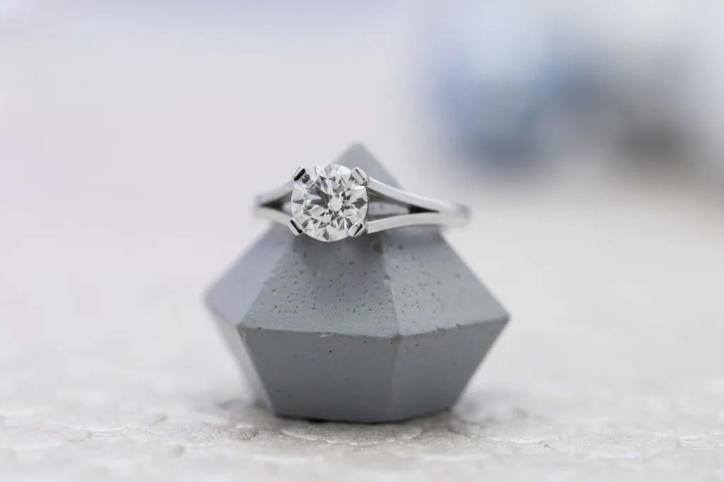 SI2 clarity diamond engagement ring
