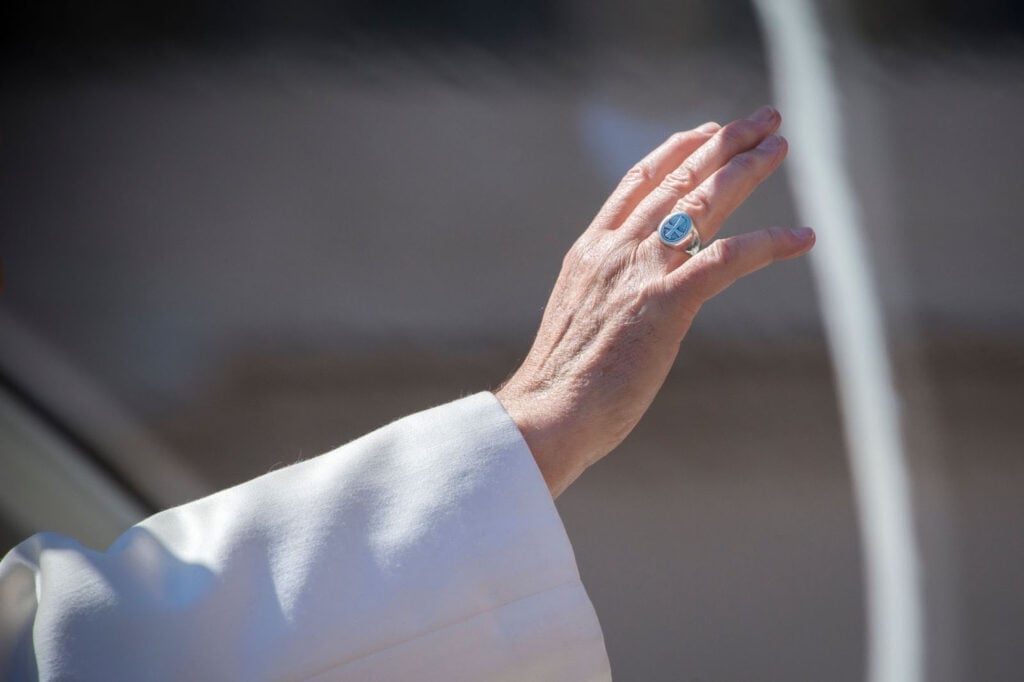 Signet ring on Pope 