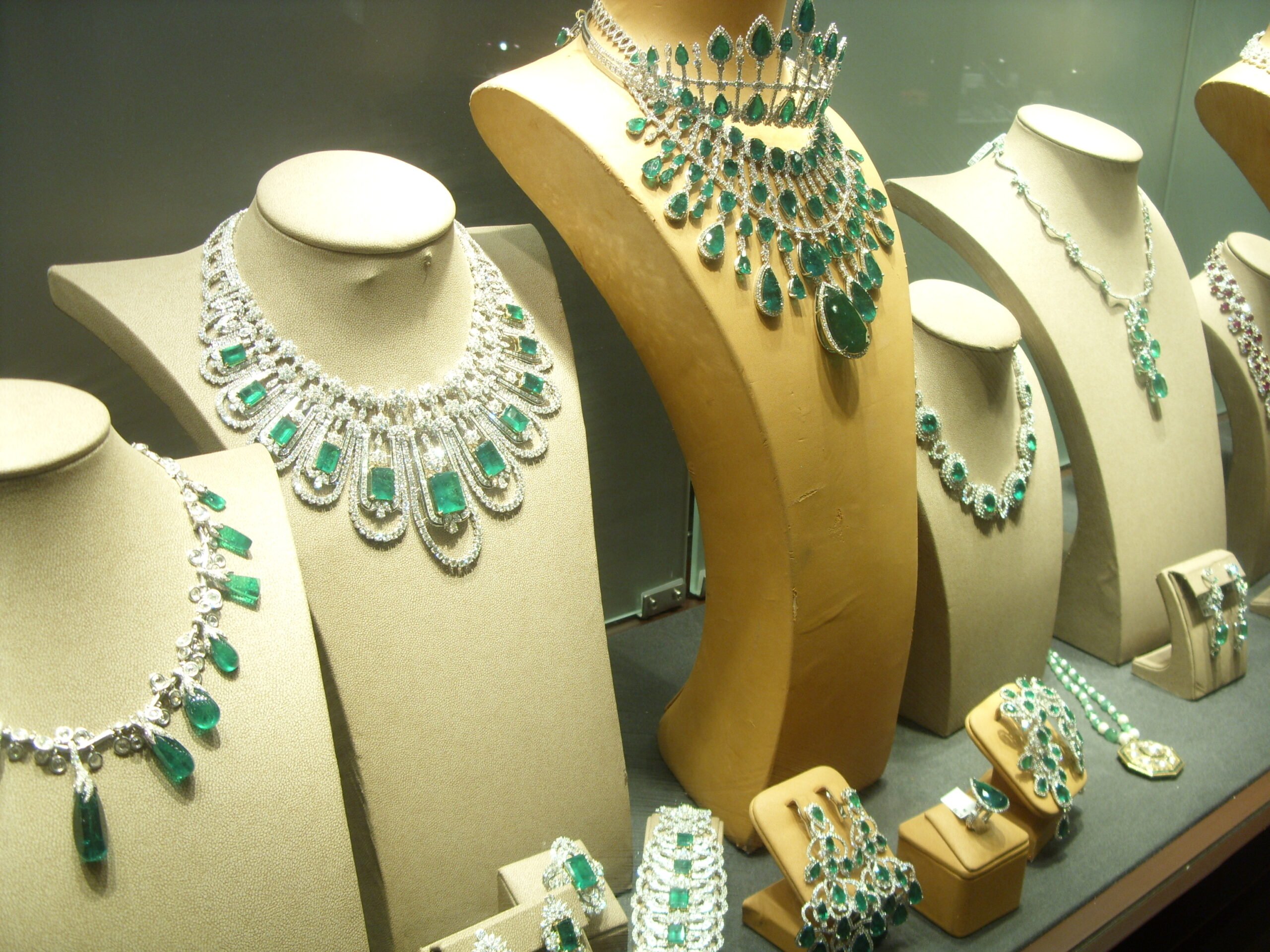 How to Identify Emerald Simulants and Synthetics