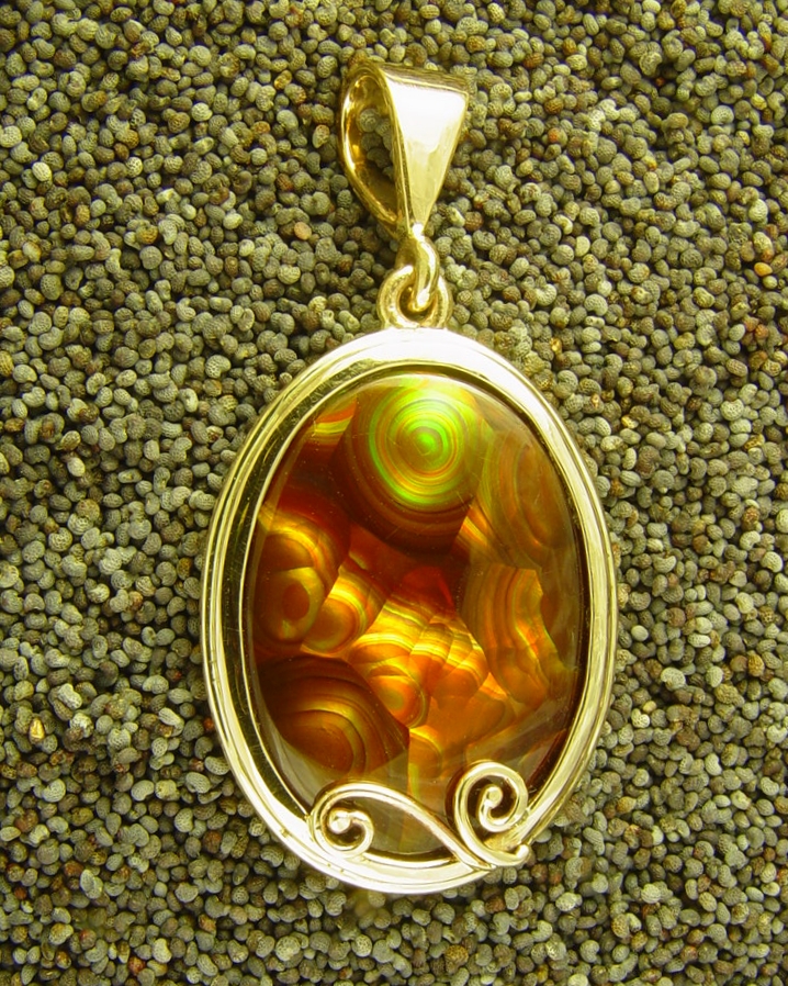 metales de joyería - colgante de oro amarillo