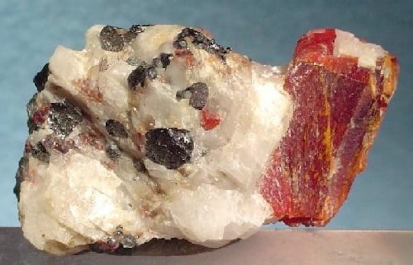 willemite, zincite, franklinite, calcite - white light