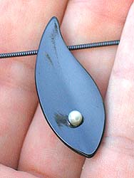 Arizona black jade pendant with freshwater pearl