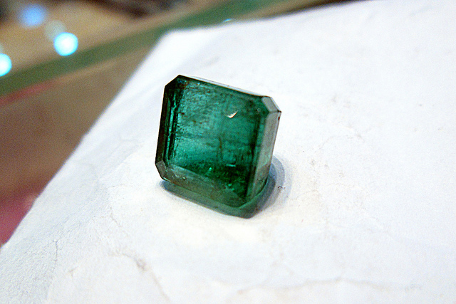 Almost all emeralds have inclusions. As it happens, emerald fractures have the same molecular basis as the beautiful green color of these gems. “Emerald 7.65c IMG 2534 PS” by Dennis Harper is licensed under CC By-ND 2.0